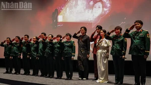 Съемочная группа фильма «Красный дождь» на церемонии закрытия Недели вьетнамского кино.