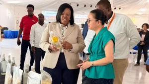 Губернатор провинции Маргарида Чонго знакомит Посла Чан Тхи Тху Тхин с рядом местных продуктов. (Фото: Посольство Вьетнама в Мозамбике)