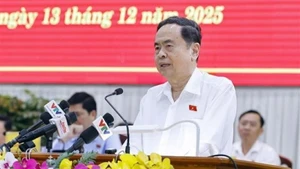 Председатель НС Чан Тхань Ман выступает на встрече с избирателями. (Фото: ВИА)