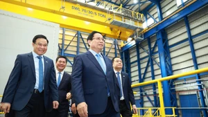 Премьер-министр Фам Минь Тьинь осматривает систему управления тэс СПГ «Ньонтьяк-3 и Ньонтьяк-4». (Фото: ВИА)