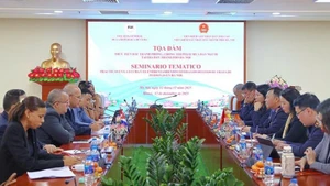 Общий вид круглого стола.