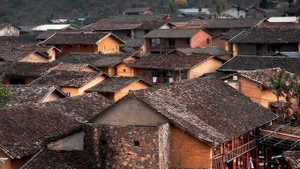 Крыша, покрытая черепицей “инь-ян”, является характерной особенностью домов народа Ло Ло в деревне Ло-ло-чай. (Фото: ВИА)