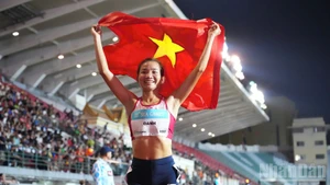 Нгуен Тхи Оань победила в беге на 5000 м среди женщин, завоевав золотую медаль. (Фото: Хоанг Минь)