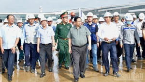 Премьер-министр Фам Минь Тьинь осматривает стоянку воздушных судов международного аэропорта Лонгтхань. (Фото: Тхань Зянг)