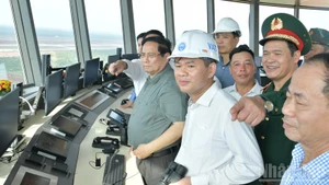 Премьер-министр Фам Минь Тьинь осматривает диспетчерскую вышку управления воздушным движением международного аэропорта Лонгтхань.