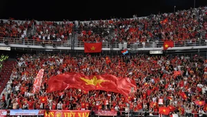 Вьетнамские болельщики бурно празднуют победу сборной U22 Вьетнама на стадионе «Раджамангала».