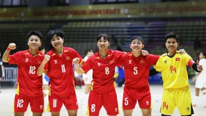 Вьетнамские игроки празднуют победу в финальном матче. (Фото: Федерация футбола Вьетнама)