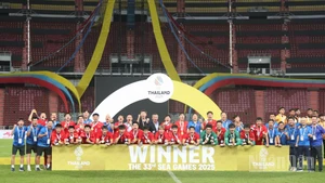 Момент вручения золотых медалей мужского футбольного турнира SEA Games 33 сборной U22 Вьетнама.