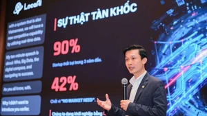 Ву Нгок Кует, основатель и генеральный директор компании LocaAI, выступает с докладом об искусственном интеллекте на Techfest Vietnam 2025, проходившем в Ханое с 12 по 14 декабря 2025 года. (Фото: ВИА)