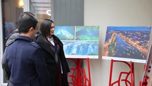 Международные друзья осматривают фотографии на выставке. (Фото: ВИА)