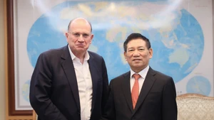 Вице-премьер Хо Дык Фок принимает председателя корпорации AIA Марка Такера. (Фото: VGP)