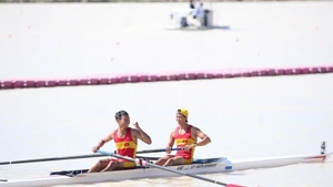 Хоанг Ван Дат и Нгуен Фу завоёвывают золото в финале мужской двойки лёгкого веса 17 декабря. (Фото: ВИА)