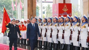 Генеральный секретарь То Лам принимает парад Почётного караула Военно-морских сил на церемонии встречи. (Фото: ВИА)