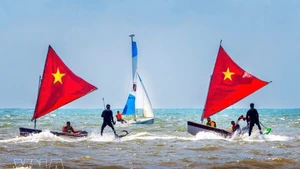 Серия морских спортивных мероприятий — парусный спорт Sailing, флайборд, гребля на SUP и водные мотоциклы вдоль пляжа парка Тхюиван — собрала около 100 профессиональных спортсменов для участия в соревнованиях и показательных выступлениях. (Фото: ВИА)