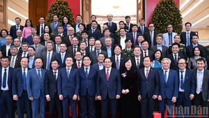 [Фото] Премьер-министр Фам Минь Тьинь встретился с выдающимися учеными в сфере здравоохранения