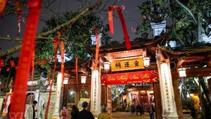 Паломничество к четырём храмам-хранителям Тханглонга в начале весны