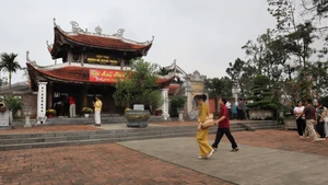 [Фото] Тысячи туристов приезжают в храм императора Куанг Чунга в Нгеане в начале весны