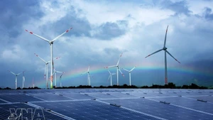 Энергетический комплекс возобновляемых источников энергии, инвестированный корпорацией Чунгнам в уезде Тхуанбак (бывшая провинция Ниньтхуан). (Фото: ВИА)