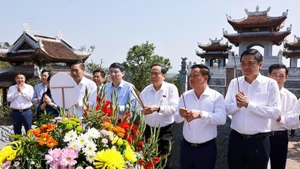 Председатель Национального собрания Чан Тхань Ман возлагает цветы и возжигает благовония в память о Президенте Хо Ши Мине в храме Чунгшон — храме поклонения предкам Дяди Хо. (Фото: ВИА)
