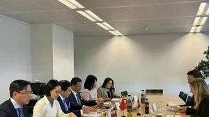 Вьетнамская делегация и представители швейцарской стороны обсудили вопросы в рамках 19-го раунда переговоров по ССТ между Вьетнамом и государствами ЕАСТ.