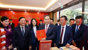 Председатель НС Чан Тхань Ман принимает участие в церемонии презентации сборника законов, принятых на 10-й сессии НС. (Фото: ВИА)