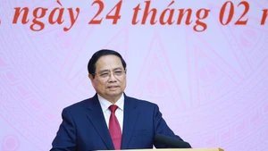 Премьер-министр Фам Минь Тьинь поздравляет выдающихся экспертов и учёных в области здравоохранения. (Фото: ВИА)