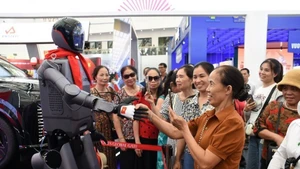 Робот марки «made in Vietnam», представленный на Выставке достижений страны по случаю 80-й годовщины Национального дня в сентябре 2025 года. (Фото: qdnd.vn)