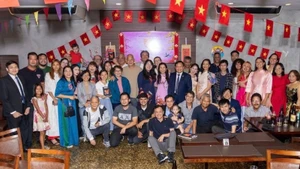 Укрепление сплоченности и поддержание чувства обращения к Родине среди вьетнамской общины в разных странах