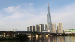 Поезд линии метро № 1 проходит мост Сайгон в городе Хошимин. (Фото: ВИА)