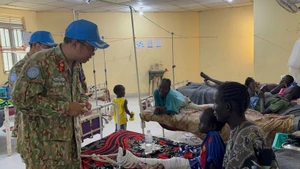 Руководители Военно-полевого госпиталя 2-го уровня № 7 Вьетнама навещают пациентов, проходящих лечение в Многопрофильной больнице Бентиу. (Фото: Тиен Фук)