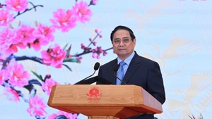 Премьер-министр Фам Минь Тьинь выступает с новогодним поздравлением на приеме. (Фото: Чан Хай)