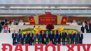 Посол Чинь Дык Хай (третий справа) вместе с делегатами XIV Всевьетнамского съезда Партии. (Фото: ВИА)