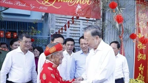 Генсекретарь То Лам посетил и поздравил с Тэтом 106-летнего исследователя Нгуен Динь Ты — автора множества ценных трудов в области истории и культуры. (Фото: ВИА)