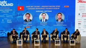 Посол Ха Хоанг Хай (третий слева) выступает на пленарном заседании семинара. (Фото: Посольство Вьетнама в Польше)