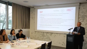 Постоянный заместитель Премьер-министра Нгуен Хоа Бинь выступает в штаб-квартире Швейцарской организации по продвижению экспорта и инвестиций Swiss Global Enterprise (SGE). (Фото: ВИА)