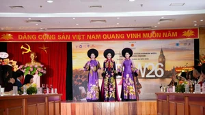 Топ-3 конкурса "Мисс туризм Вьетнама" демонстрируют "аозай" Заслуженного ремесленника Лан Хыонг на мероприятии. (Фото: ВИА)