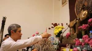 Посол Вьетнама в Камбодже Нгуен Минь Ву воскуряет благовония в память о Президенте Хо Ши Мине. (Фото: Хюи Ву)