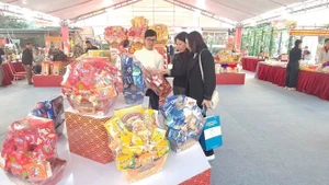 Посетители выставки на туристическом объекте ремесленной деревни по изготовлению благовоний Куангфукау. (Фото: ВИА)