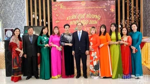 Генеральный консул Нгуен Вьет Киен фотографируется на память с представителями вьетнамской общины Приморского края.