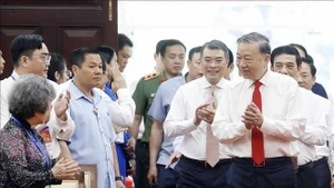 Генсекретарь То Лам посетил и поздравил с Новым годом партийную организацию, органы власти и жителей города Хошимин. (Фото: ВИА)