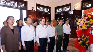 [Фото] Председатель НС воскурил благовония в память о бывших руководителях Партии и государства