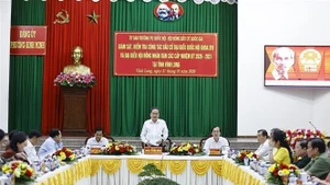 Председатель Национального собрания Чан Тхань Ман провёл рабочую встречу с Избирательной комиссией провинции Виньлонг. (Фото: ВИА)