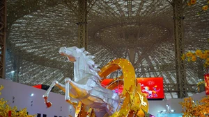 Образ лошади — символ празднования Тэта Бинь Нго (Лунный Новый год) - у главного входа на Весеннюю ярмарку 2026 года. (Фото: Ты Бить Нгок)