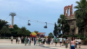 Туристы осматривают достопримечательности и пользуются канатной дорогой Хонтхом на острове Фукуок. (Фото: ВИА)