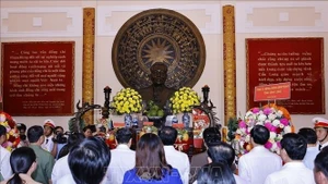 Председатель Национального собрания Чан Тхань Ман возложил цветы и воскурил благовония в память о Фам Хунг. (Фото: ВИА)