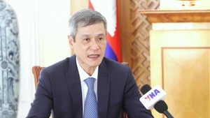 Посол Нгуен Минь Ву отвечает на вопросы в интервью о визите Генерального секретаря в Камбоджу. (Фото: ВИА)