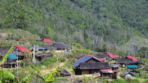 В силу традиционного уклада жизни и культурных обычаев Монги деревни Хуой-ман выбирают для строительства домов места на выступах холмов и у подножий горных хребтов. Здесь они возводят низкие одноэтажные дома на столбах, обшитые деревянными досками. (Фото: ВИА)