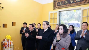 Председатель НС Чан Тхань Ман вместе с делегатами возложил благовония и посетил Дом 67 в Мемориальном комплексе Президента Хо Ши Мина. (Фото: ВИА)