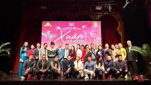 Участники программы «Весна на Родине» фотографируются на память. (Фото предоставлено Посольством Вьетнама в Швеции)