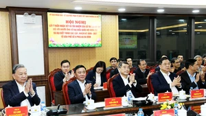 Генеральный секретарь То Лам и делегаты приняли участие в конференции по сбору мнений избирателей по месту проживания в отношении кандидатов в депутаты Национального собрания XVI созыва. (Фото: daibieunhandan.vn)